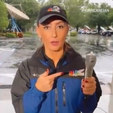 Repórter usa camisinha para proteger microfone de furacão nos EUA (Reprodução)